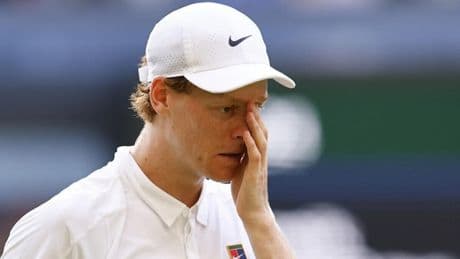 <p>Alcaraz con il Re, Sinner da solo: l&rsquo;assenza dell&rsquo;Italia a Wimbledon scatena la polemica</p>