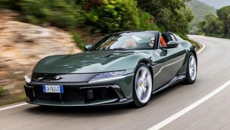 A Maranello sulla Ferrari 12Cilindri Spider: la nostra video prova