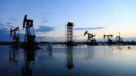 La AIE proyecta un exceso de oferta de petróleo en 2026 equiparable al de la Covid