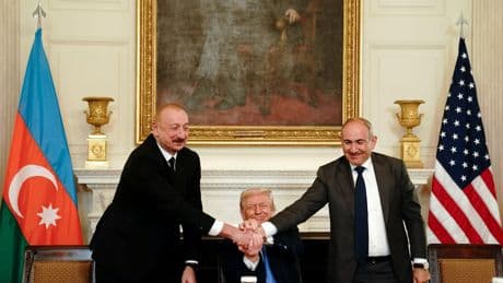 Leiders Armenië en Azerbeidzjan sluiten vredesverklaring onder toeziend oog Trump