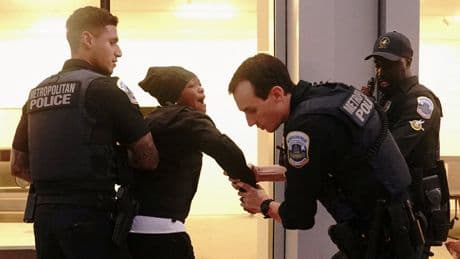 Washington y el Gobierno de Trump acuerdan restituir el control de la policía de la ciudad al jefe del departamento