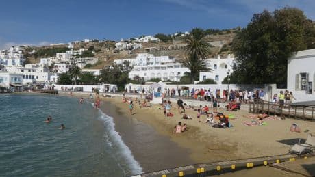 Hay tantos turistas en Grecia que el país se ha topado con un problema: no tiene suficientes trabajadores para atenderlos