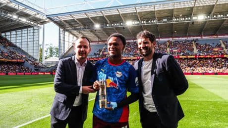 Foot : le geste plein de classe de Loïs Openda, qui offre des maillots aux supporters du RC Lens après le match amical face à Leipzig