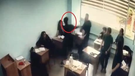 Kursa bıçak ve sopayla girdi, öğrenciyi bıçakladı