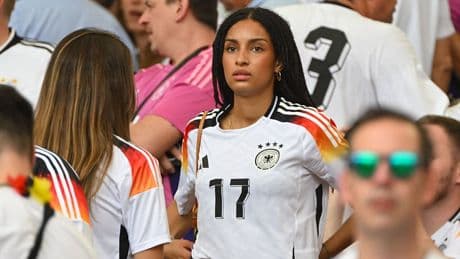 „Atemberaubend“ ++ „Bildhübsch“ - England-Presse feiert Wirtz-Freundin