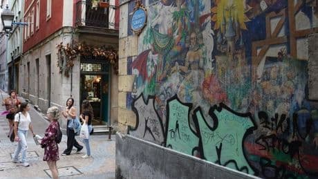 En riesgo de desaparición el mural del Casco Viejo vandalizado con un grafiti