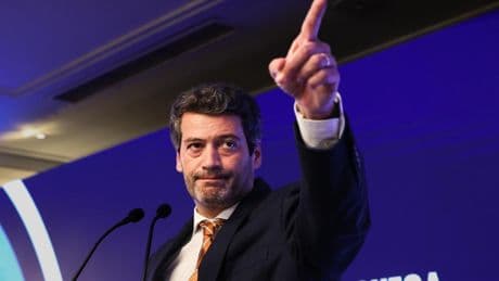 Portugal escruta el voto exterior que decidirá si el ultra Ventura liderará la oposición