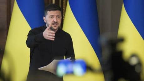 Putin attacca l'Ue: "Sanzioni roba da deficienti". Zelensky: "Trump lo costringerà al tavolo"