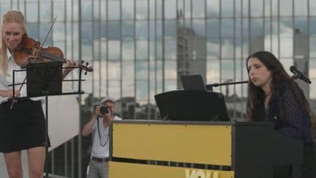 „Yellow Piano“ -Konzert in Berlin für Solidarität