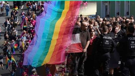Attacken auf CSDs im Pride Month: Deshalb bedrohen Rechtsextreme queere Menschen – Podcast