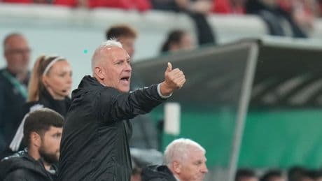 Schock bei Kickers Offenbach: Coach Neidhart kollabiert im Training