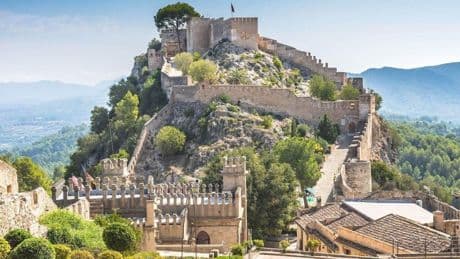 Con doble fortaleza y vistas a la sierra: el castillo del siglo IV que parece sacado de una película medieval y debes visitar