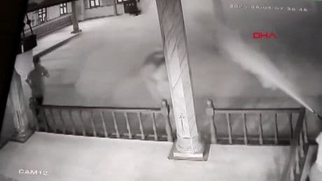 Camide yangın tüpüyle akılalmaz hareketler! Güvenlik kamerası kaydetti