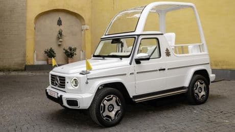 Quale papamobile sceglierà Leone XIV? L’ultima consegnata a Francesco era una Mercedes elettrica