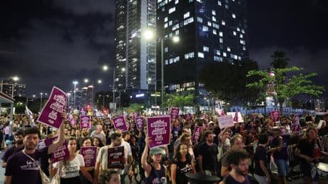 LIVE | Meer dan 200.000 betogers in Tel Aviv eisen einde Gaza-oorlog: ruim 30 mensen aangehouden en waterkanon ingezet