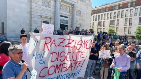 Milano, disordini al corteo contro il forum delle destre. Piantedosi: «Libertà di idee»