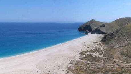 Parece el Caribe, pero es Almería: la preciosa playa de aguas turquesa de nombre poco alentador
