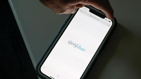Las modelos de OnlyFans suecas denuncian que la prohibición de la plataforma las empuja a la prostitución