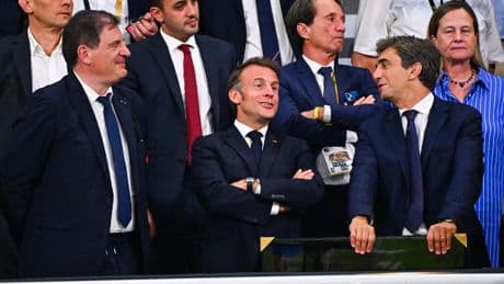 «Vous nous avez régalés !» : en vidéo, les mots d’Emmanuel Macron, bière à la main, au Stade Toulousain