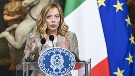 Meloni: "Sui femminicidi io ci sono". Ma è polemica sulle parole di De Luca