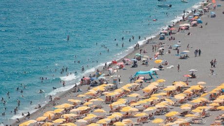 Hava sıcaklığının 42 dereceye yükseldiği Antalya'da vatandaşlar sahile akın etti