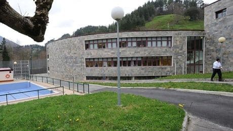Internan en Zumarraga al menor que apuñaló a una educadora social
