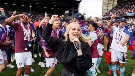 FC Burnley: Natasha Bedingfield singt »Unwritten« auf Kabinenparty