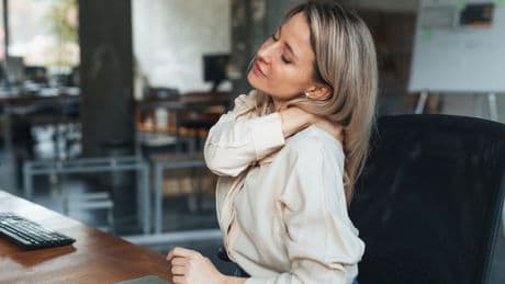 Kyphose: Ursachen, Symptome und Behandlungsmöglichkeiten
