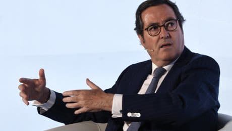 La CEOE advierte de que las empresas subirán los precios por la reducción de jornada y pide a los partidos que la tumben