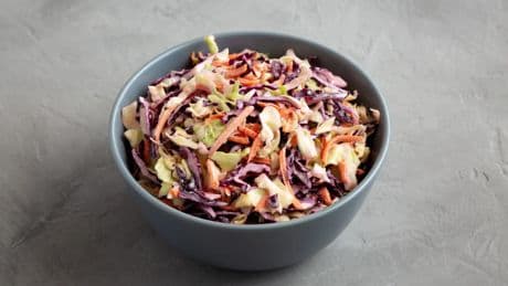 Ensalada de pollo y col: una receta sencilla y muy económica