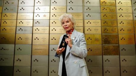 Los tesoros que Isabel Allende ha guardado en la caja fuerte del Instituto Cervantes: dos primeras ediciones y muchas fotografías