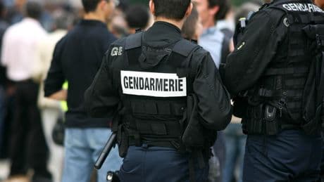 Un restaurateur poignardé par une «horde déchaînée» de dizaines d’individus devant son établissement, à Jullouville dans la Manche