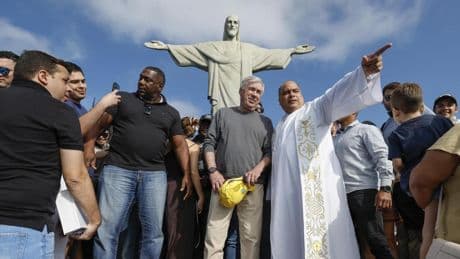 El rector del Cristo Redentor bendice a Carlo Ancelotti