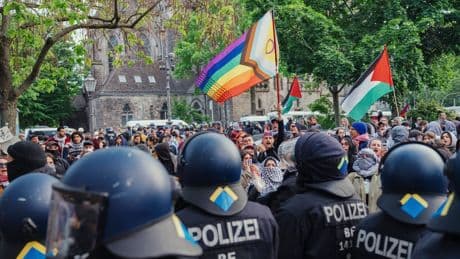 Berlin: Polizei durchsucht Wohnungen nach eskalierter Demonstration