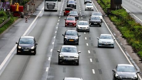 Verkehr und Social Media: Wer schleicht denn da? - Autofahrer auf der Mittelspur