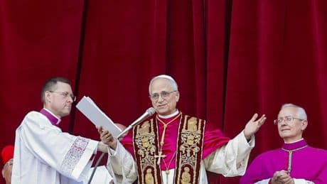 Así fue el bonito gesto del nuevo Papa, León XIV: el vídeo en el que firma por primera vez como pontífice la Biblia de una niña