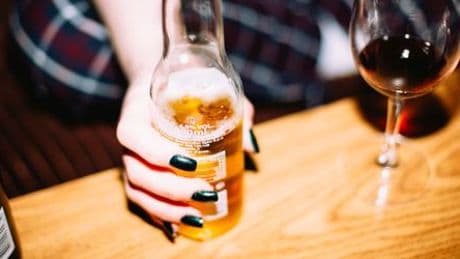 Union und SPD: Gesundheitspolitiker zeigen sich offen für Wein und Bier erst ab 18
