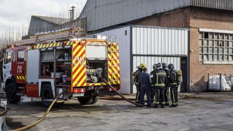 Tres personas, entre ellas un bebé, atendidas por inhalar humo en el incendio de una casa en Lerma (Burgos)