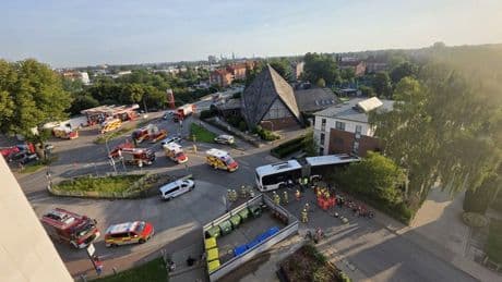 Sieben Verletzte, Gebäude evakuiert - Gelenkbus kracht in Wohnhaus