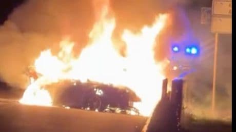 Audi und VW in Flammen - Drei Tote bei Feuer-Crash auf der Autobahn