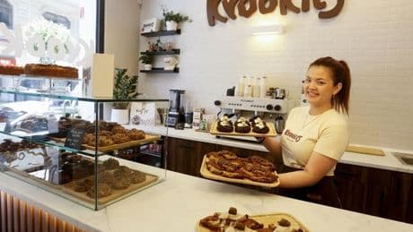 Nayelis y su familia endulzan Bilbao con su nueva pastelería y unos cruasanes que vuelan
