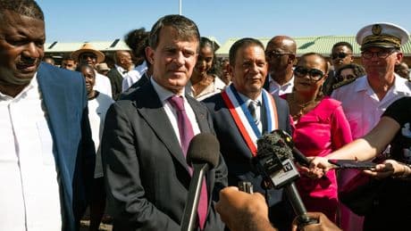Outre-mer : Manuel Valls immergé dans l’art du compromis