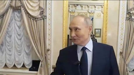 Weißer Flügel, vergoldete Spiegel: Putin zeigt erstmals Kremlwohnung von innen