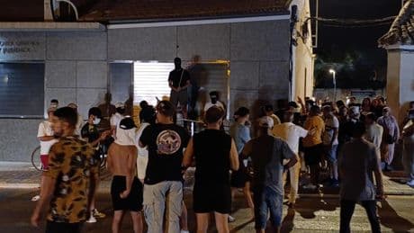 Tregua fallida en Torre Pacheco, donde los adultos marroquíes tratan de calmar a los jóvenes: "Son niños, no saben qué hacen"