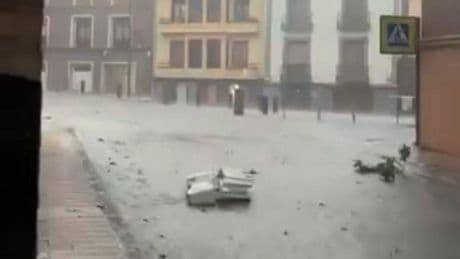 Las tormentas llegan a Aragón y dejan calles convertidas en ríos: "Con la experiencia de Valencia, temes lo peor"