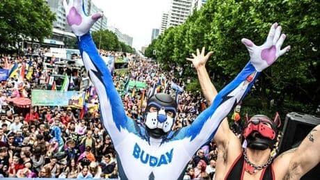 Berliner CSD: Ausgelassene Stimmung und Pärchen im Partnerlook