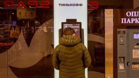 Russian economy meltdown as 'depositor panic' risks 'run on the banks' in Moscow