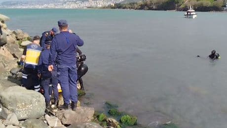 Denize giren gençlerden biri boğuldu biri yoğun bakımda