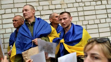 Échange de prisonniers : la joie amère des familles ukrainiennes