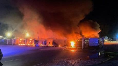 Großbrand in Berlin: 36 Transporter stehen lichterloh in Flammen